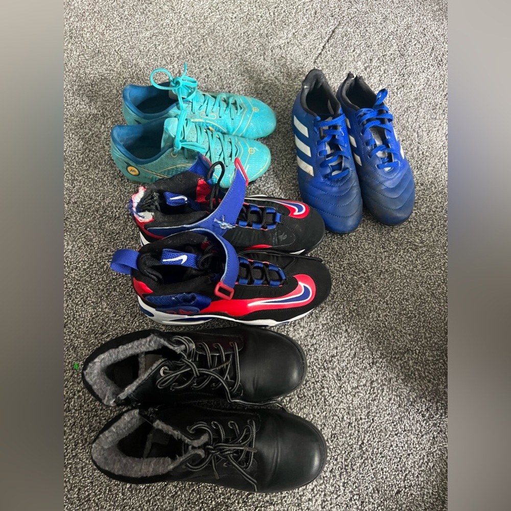 Boy shoes. Size 4-4.5.